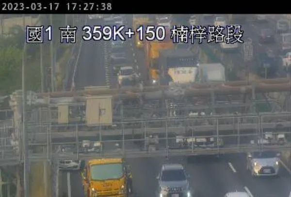 快訊/下班留意！國1南下楠梓段「2車追撞」　車流回堵3公里