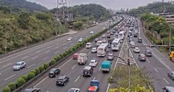 快訊/清明節前掃墓車潮！國3「兩路段」紫爆秒變停車場