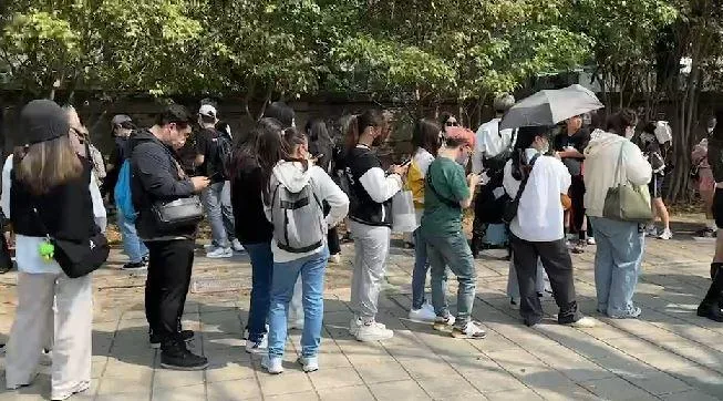 影/BLACKPINK要來了！粉絲夜排搶買限量周邊　演唱會現場畫面曝光