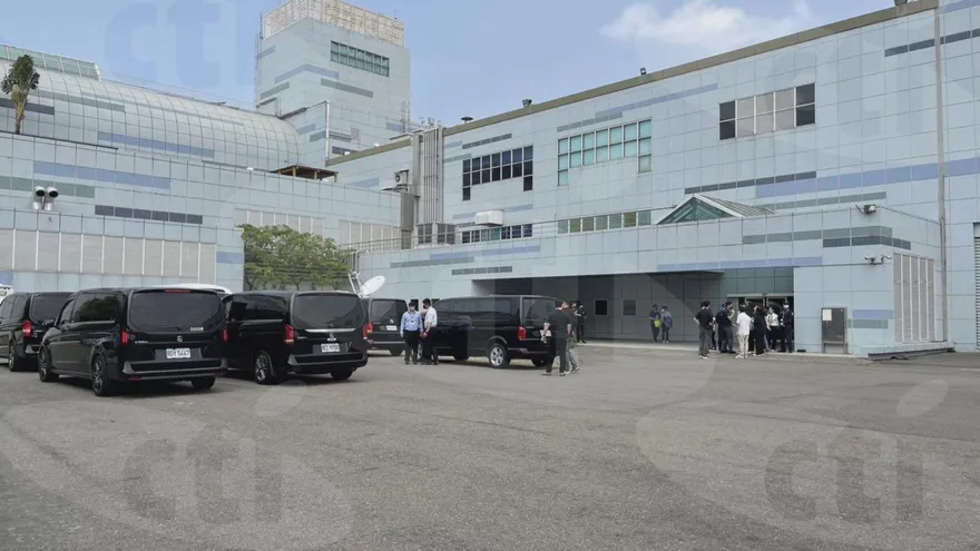 台灣歌迷恐撲空！BLACKPINK抵台疑走「商務通道」　直擊小港機場「人力安排」