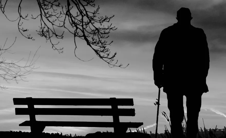 陸70多歲大爺離婚被分走3套房產租小屋度日　每月3萬退休金花光光笑稱看很開