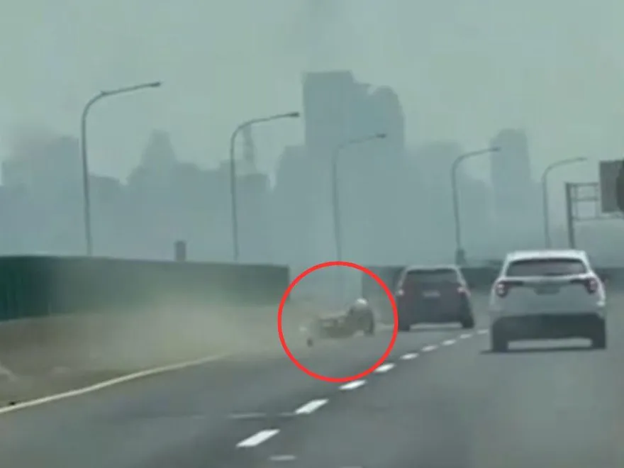 新竹台68線恐怖車禍！BMW「惡意衝撞」重機還肇逃　騎士右手斷碎