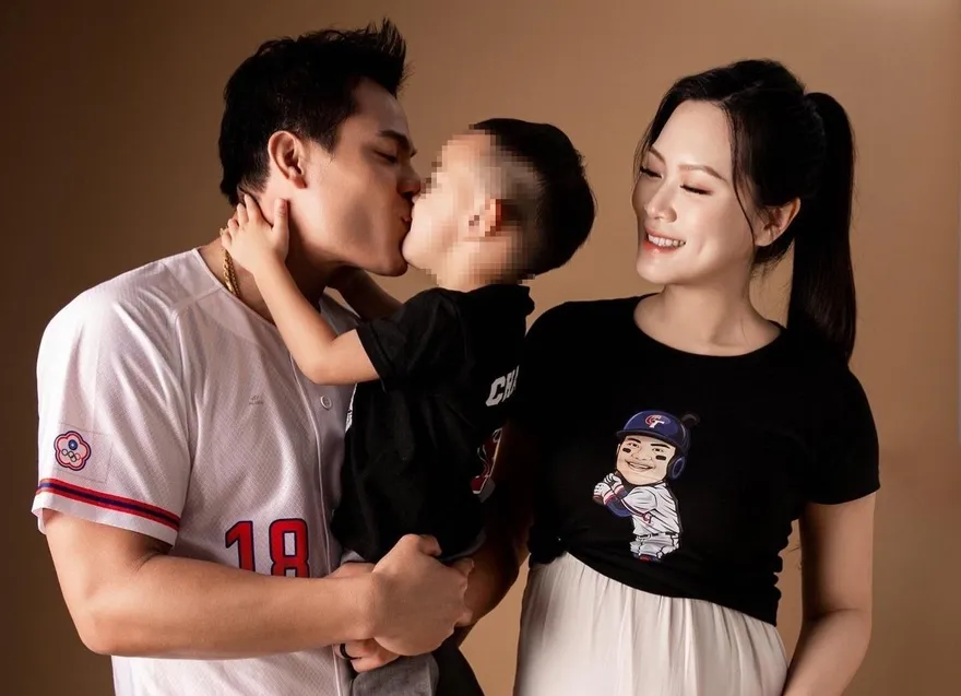 英雄也柔情！「國防部長」張育成返美之際　甜曬美妻孕照