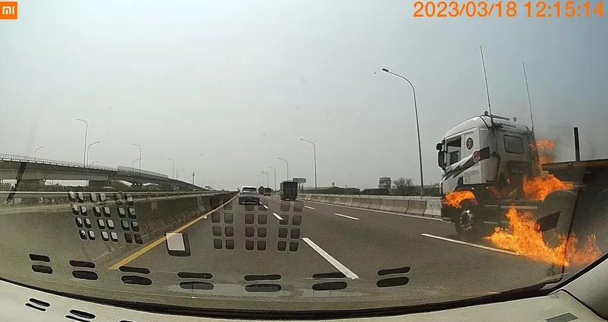 快訊/國1西螺交流道南向「火燒車」！車流回堵2公里　驚悚畫面曝