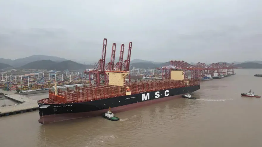 全球最大貨輪首航！陸製「地中海泰薩」比超級航母更大　可堆22層樓高貨櫃