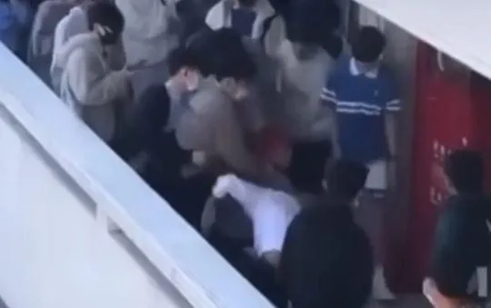 台中明星高中大亂鬥！紅髮男先揮拳反被毆　網笑翻：紅毛猴「吱難而退」