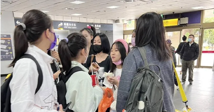 小S帶女兒朝聖BLACKPINK！一行7人現身高鐵台北站「被捕獲」