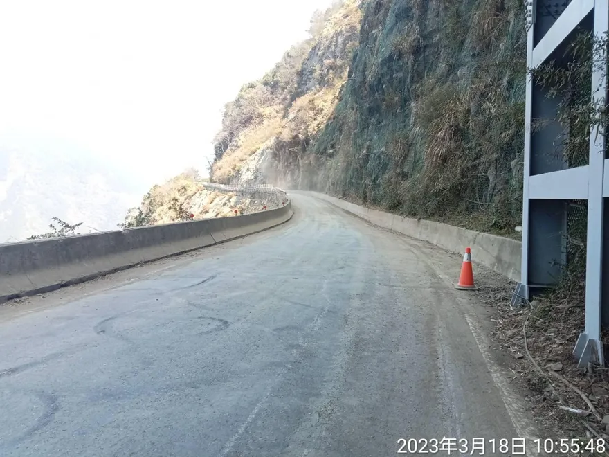 南橫台20線14.5K傳土石崩塌！甲仙段急派員搶修　已恢復通行