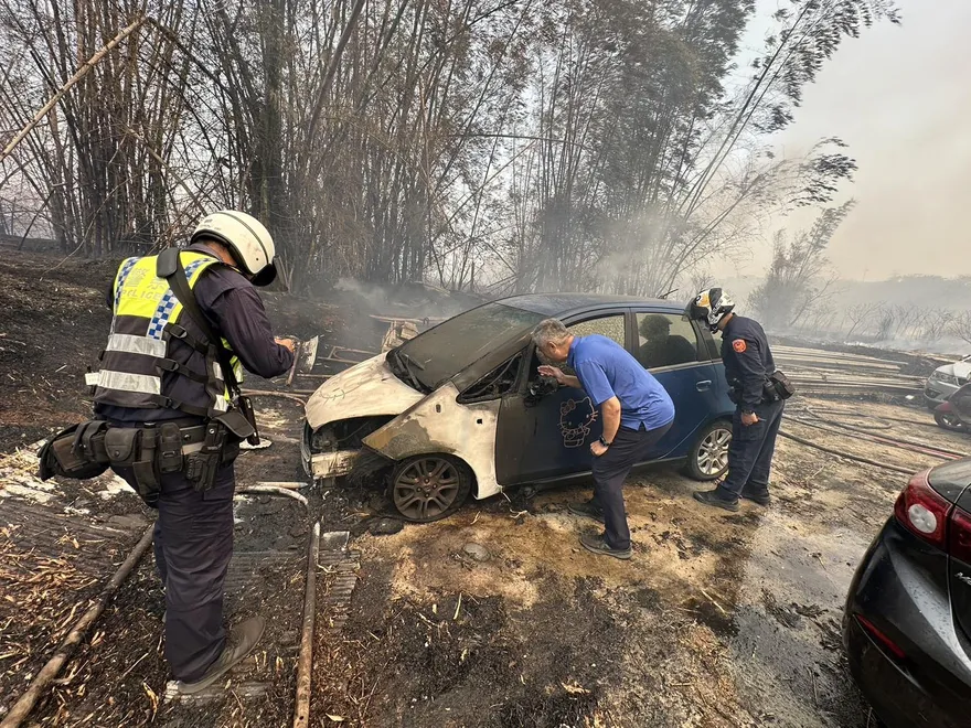 台中公墓大火延燒！這輛車來不及移…kitty慘變關公臉