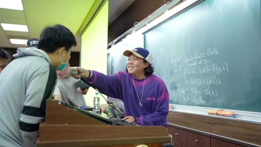 小人睽違10年再發歌！隨專輯展開校園巡迴講座　好友大支、熊仔驚喜現身相挺