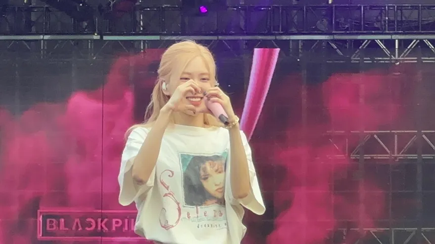 直擊BLACKPINK彩排！Rosé超親民「甜笑比心」　超萌模樣融化大批粉絲