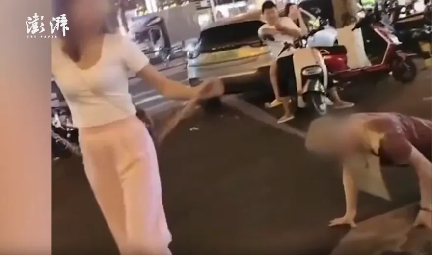 影/玩到沒底線！陸男直播PK輸給女生受罰「鐵鍊拴脖」遊街...警方逮捕關5天