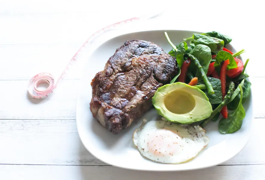 國外興起「原始人飲食法」是否健康？　缺乏碳水化合物、營養師這樣說