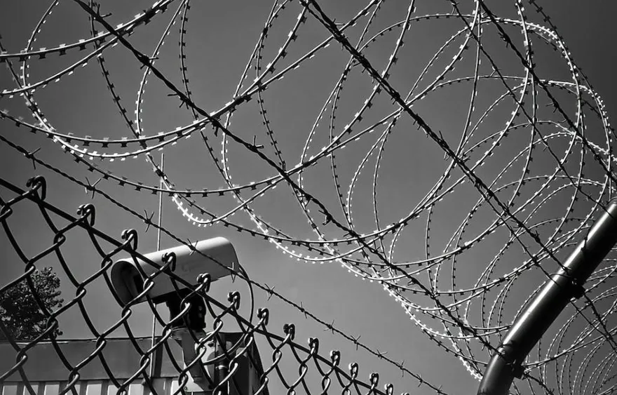 高雄二監主任管理員涉貪！協助吸金首腦傳信遭收押