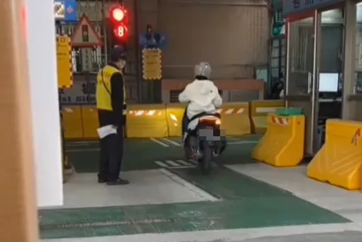 考駕照「綠燈停紅燈行」　騎士紅燈竟右轉遭諷「看來被開單了、重考單」
