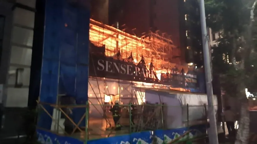 快訊/火舌衝天！新北林口工地驚傳祝融　2樓全面燃燒濃煙直竄天際