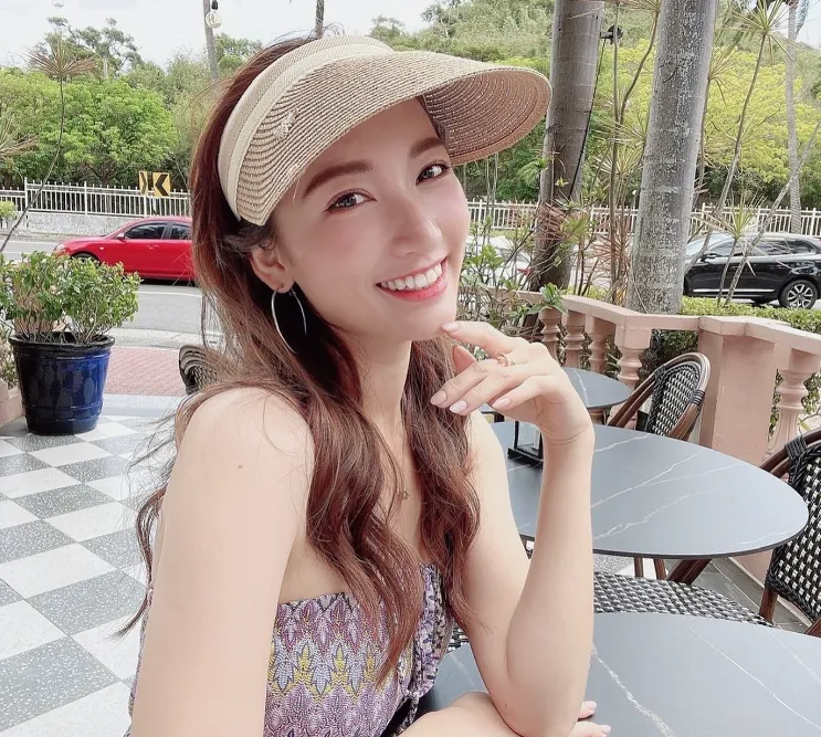 被抓包作秀想紅？低胸炒飯妹遭爆「聯絡人是AV導演」　林彤凌晨偷偷編輯貼文了