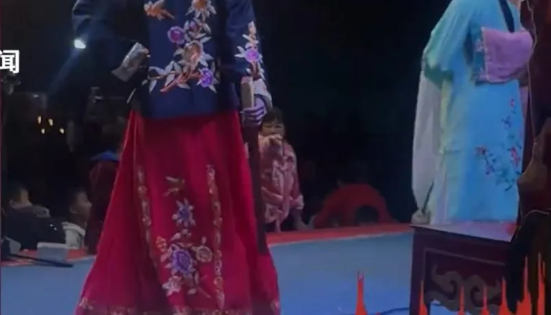 影/入戲太深！看不慣惡婦欺人...大媽爬上台勸阻　演員嚇壞：以為要揍我