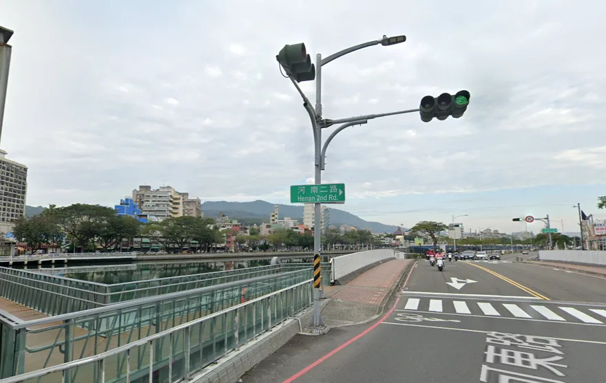 快訊/高雄愛河驚見男子落水　警消趕往救援送醫搶救