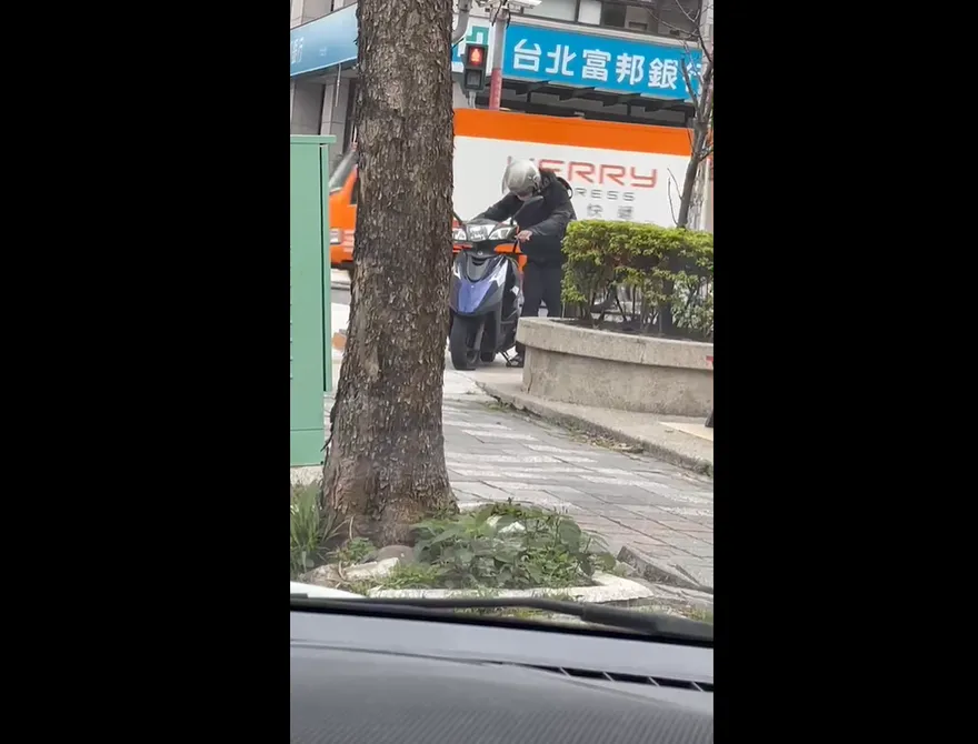 影/笑噴！機車發不動　他把「中柱」當成踩發桿路邊狂踩