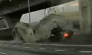 影/德製「鈑金飛彈」射爆貨車！他國道1號驚見這幕嚇爆　火花四濺零件四散