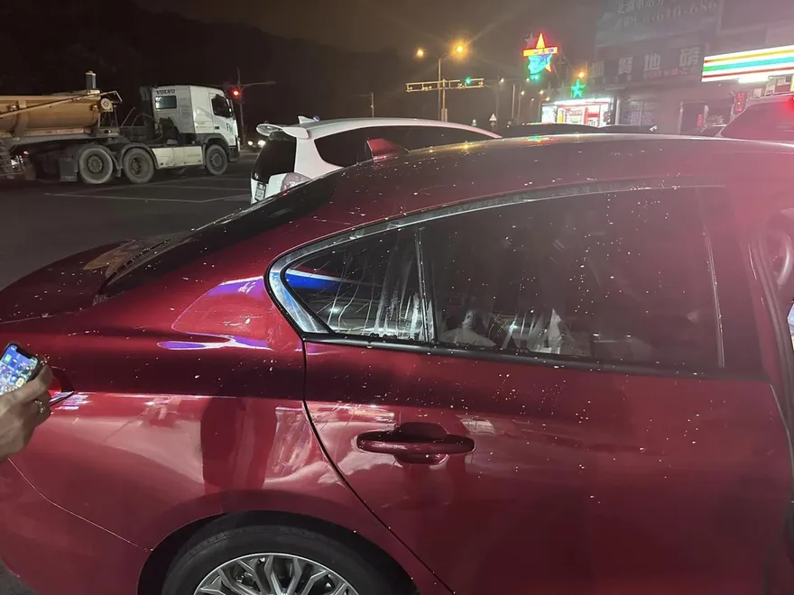 皮卡國道逼車又扔這杯「黏稠液體」　妹子怒告囂張男