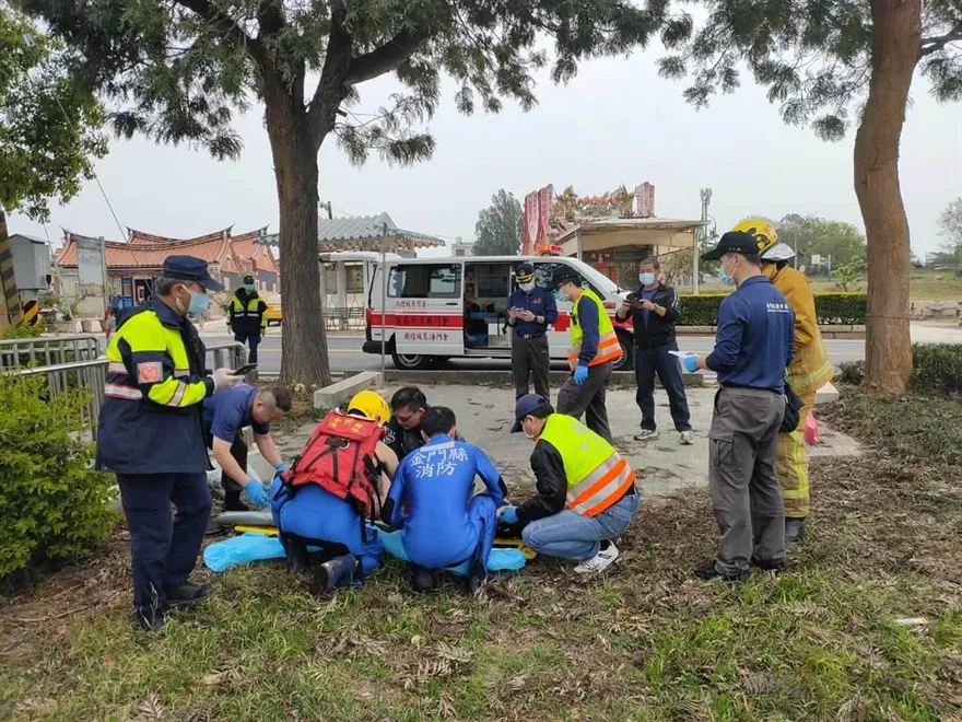 金門婦掉落池塘「臉部朝下浮起」　消防局搶救上岸已無呼吸心跳