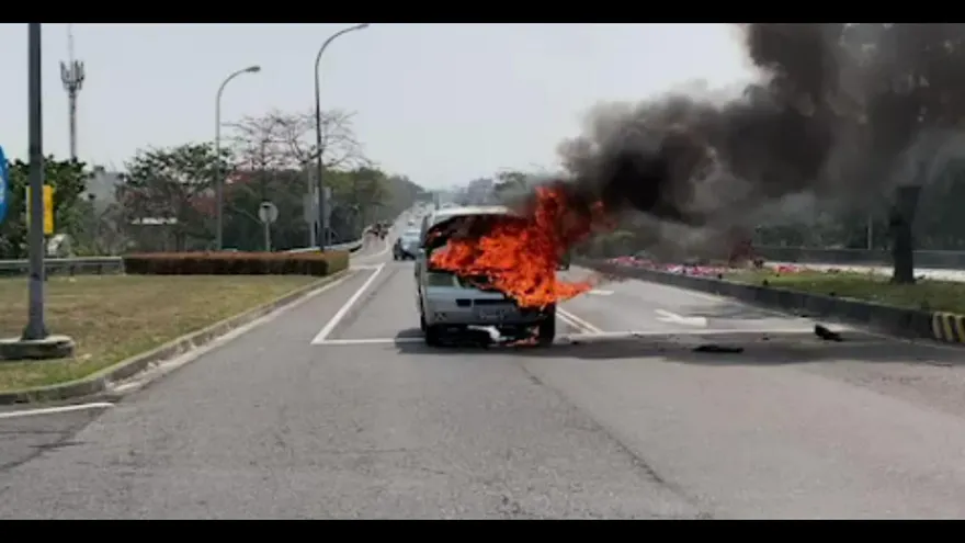 影/開客戶車外出！他上國道「車廂起火」整輛燒毀　現場畫面直擊