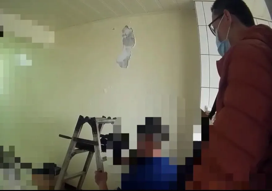 影/民宅玻璃被當彈靶射擊　竟是蘆洲男「模擬狙擊手」家中搜出超專業裝備