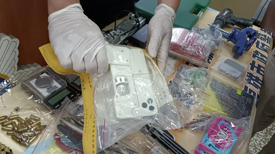 影/驚！「手機型槍枝」可擊發2顆子彈　高雄兵工廠藏大樓