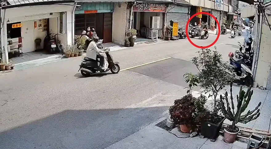 影/阿嬤抱7月大女嬰走路邊　突遭三寶騎士從後撞擊
