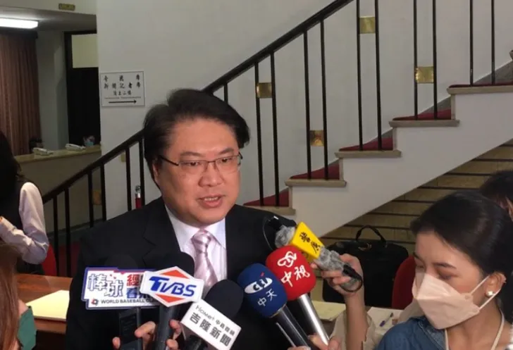 蔡適應拋不連任震撼彈　林右昌回應了