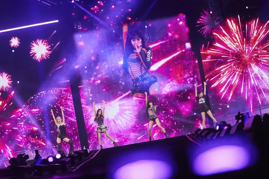 直擊/BLACKPINK一登場萬人坐好！Jennie夯曲跳錯　對視Lisa害羞笑場