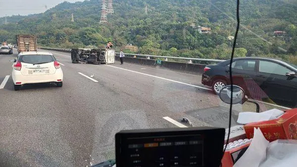 快訊/下班注意！國3北向三鶯段驚傳2車追尾　小貨車「翻覆躺外線車道」回堵5公里