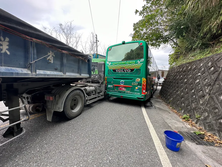 疑超車不當！砂石車卡遊覽車阻斷蘇花公路　回堵5公里