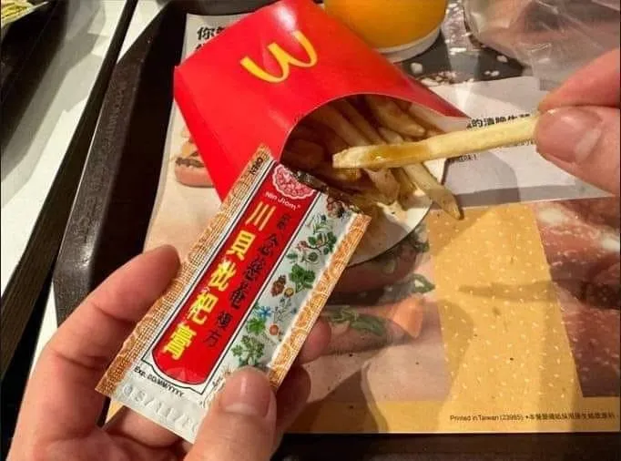 周星星上身！速食店吃薯條沾「特殊醬料」　網友看傻眼順便潤肺