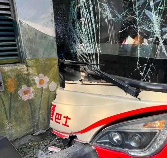 大巴失控撞分隔島！內湖堤頂大道車禍釀1傷　車頭全毀玻璃碎光