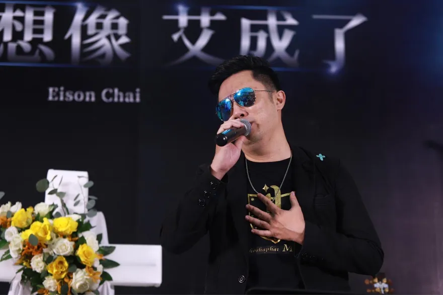 艾成親弟猝逝「今辦追思禮拜」！1年痛失2至親...大姊PO文悲吐心聲