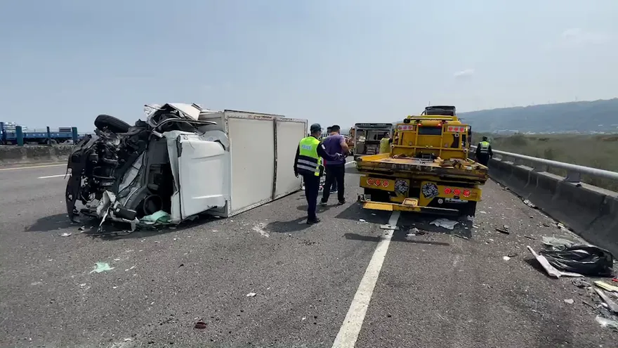 快訊/3車追撞！國3南下草屯路段釀事故　3人輕重傷送醫