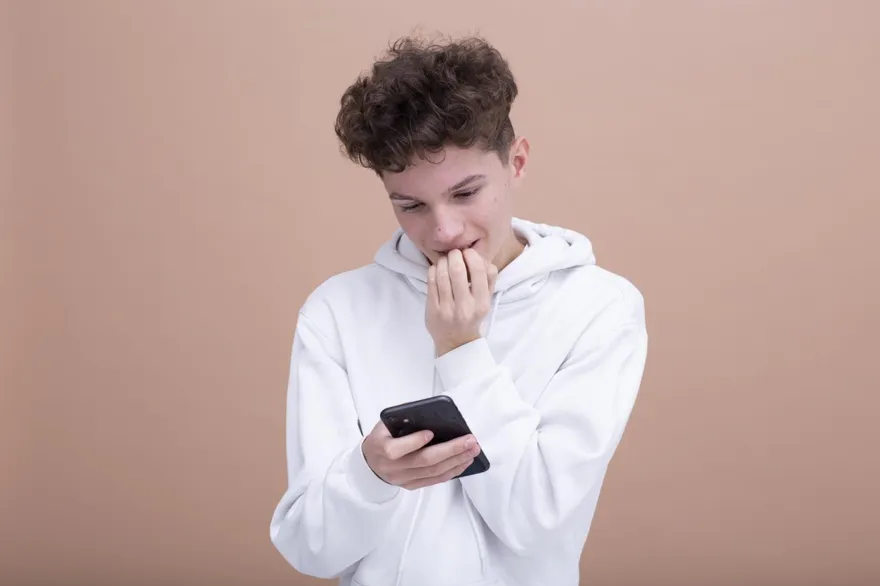 研究：「這科系」的人最常咬指甲　長期恐致「6病症」