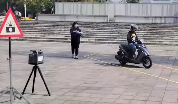 騎超過20就「啪啪」！台中警辦遵守速限活動　學生騎士通通化身烏龜車