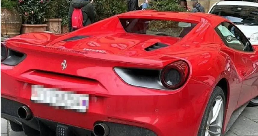 荒謬駕駛！開法拉利闖進佛羅倫斯領主廣場徒步區　美國遊客遭開罰1.5萬