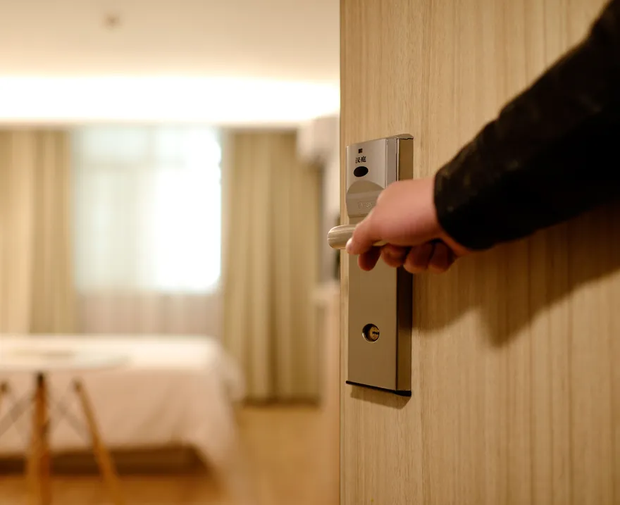 「幫媽媽送鑰匙」偷溜去嫖妓遭開除　陸男不服上訴被打臉：那是上班時間！