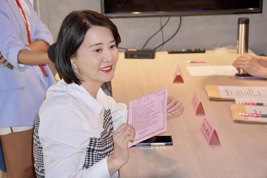 王鴻薇搶頭香登記立委初選！點名「綠大咖」：出來應戰