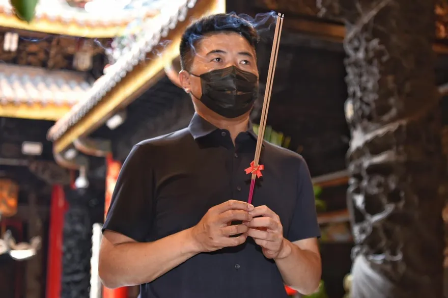 才登記初選就出事？！　顏寬恒因豪宅違建出售案遭約談訊後1000萬元交保