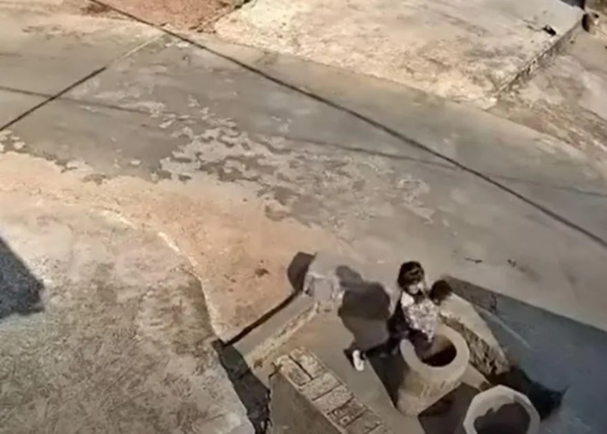 影/驚悚一幕！7歲女孩模仿電視劇情節　把4歲男童扔入井中