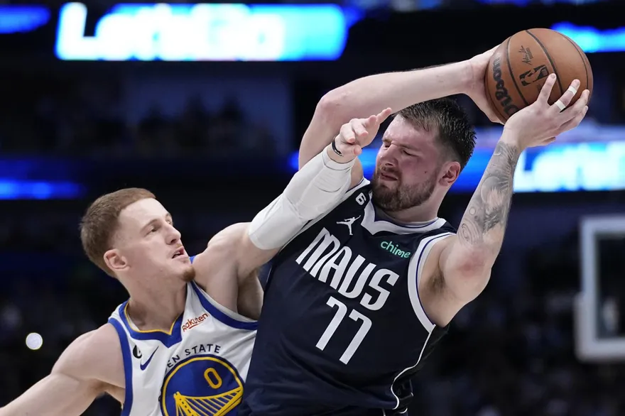 影/超瞎！獨行俠站錯邊…勇士5打0空籃拿2分　老闆庫班暴走怒批「裁判惡搞」