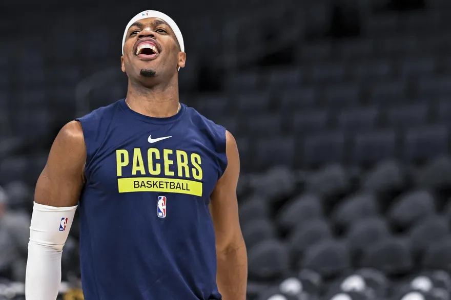 影/偷比中指！溜馬後衛虧大了　「還坐板凳竊笑」被罰75萬