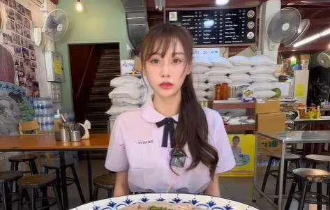 1小時嗑完3kg雞肉飯！「正妹YouTuber」紅到泰國去　鄉民暴動：不敢相信