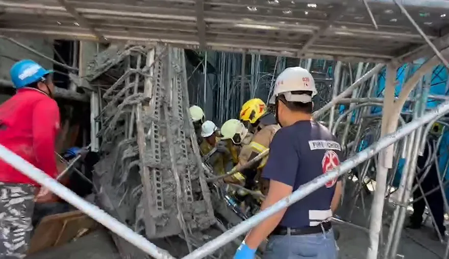 快訊/台南停車場工程灌漿塌陷！女工人遭水泥鐵柱重壓　警消搶命救出送醫
